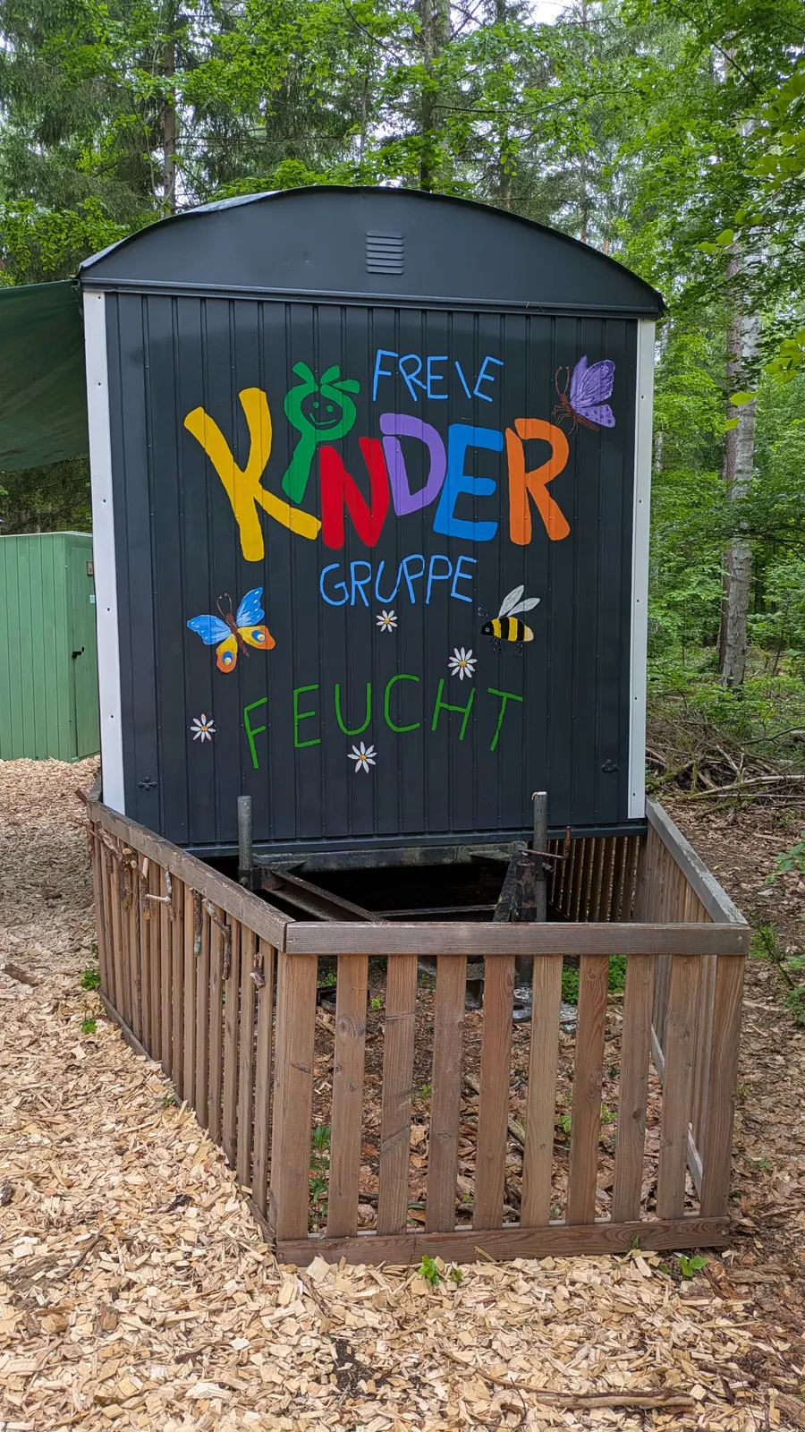 Unser Bauwagen mit dem bemalten Schriftzug der Freien Kindergruppe