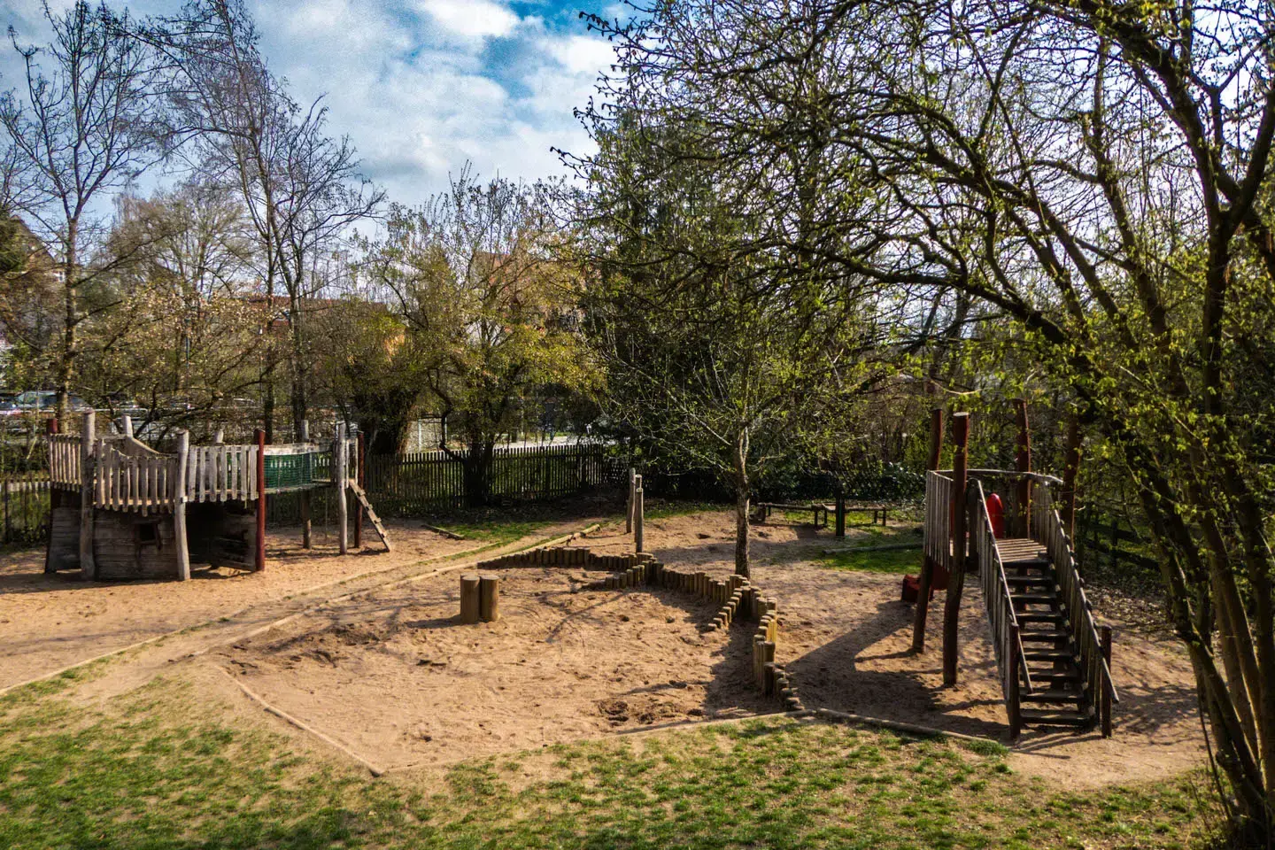 Klettergerüst und Rutsche im Garten