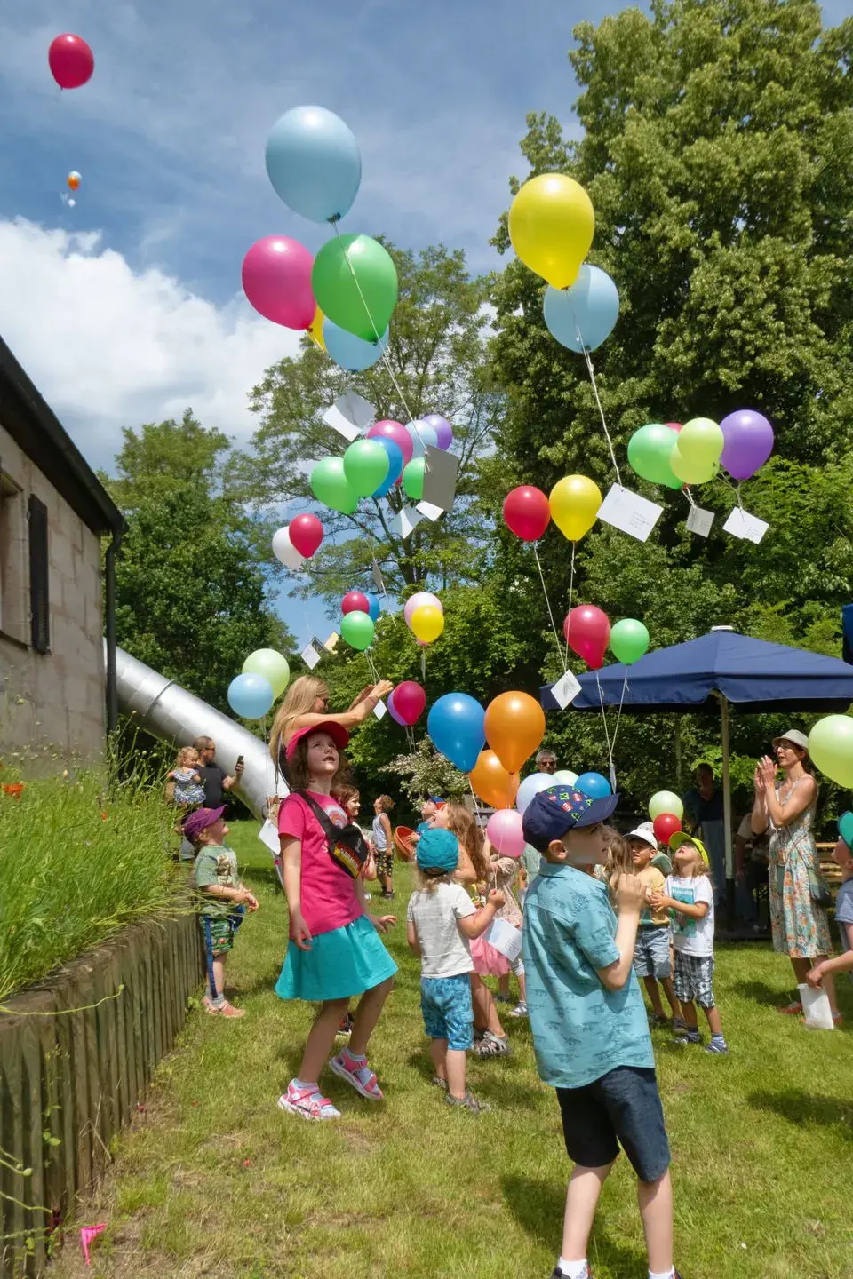 Luftballons steigen beim Sommerfest auf