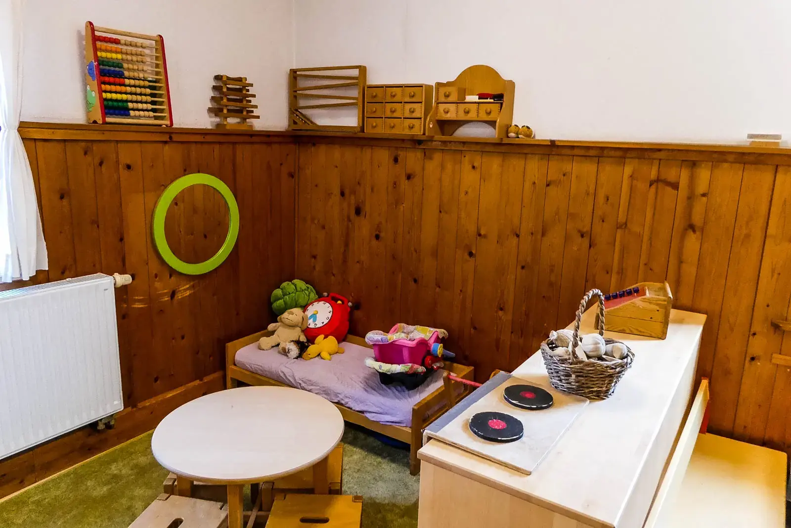 Spielecke mit Puppenküche im Gruppenraum