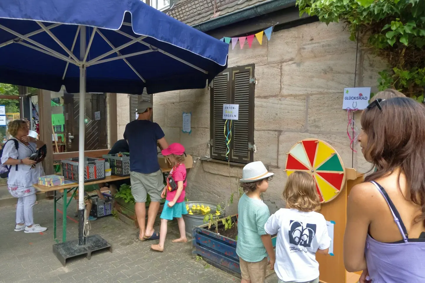 Spielstationen beim Sommerfest