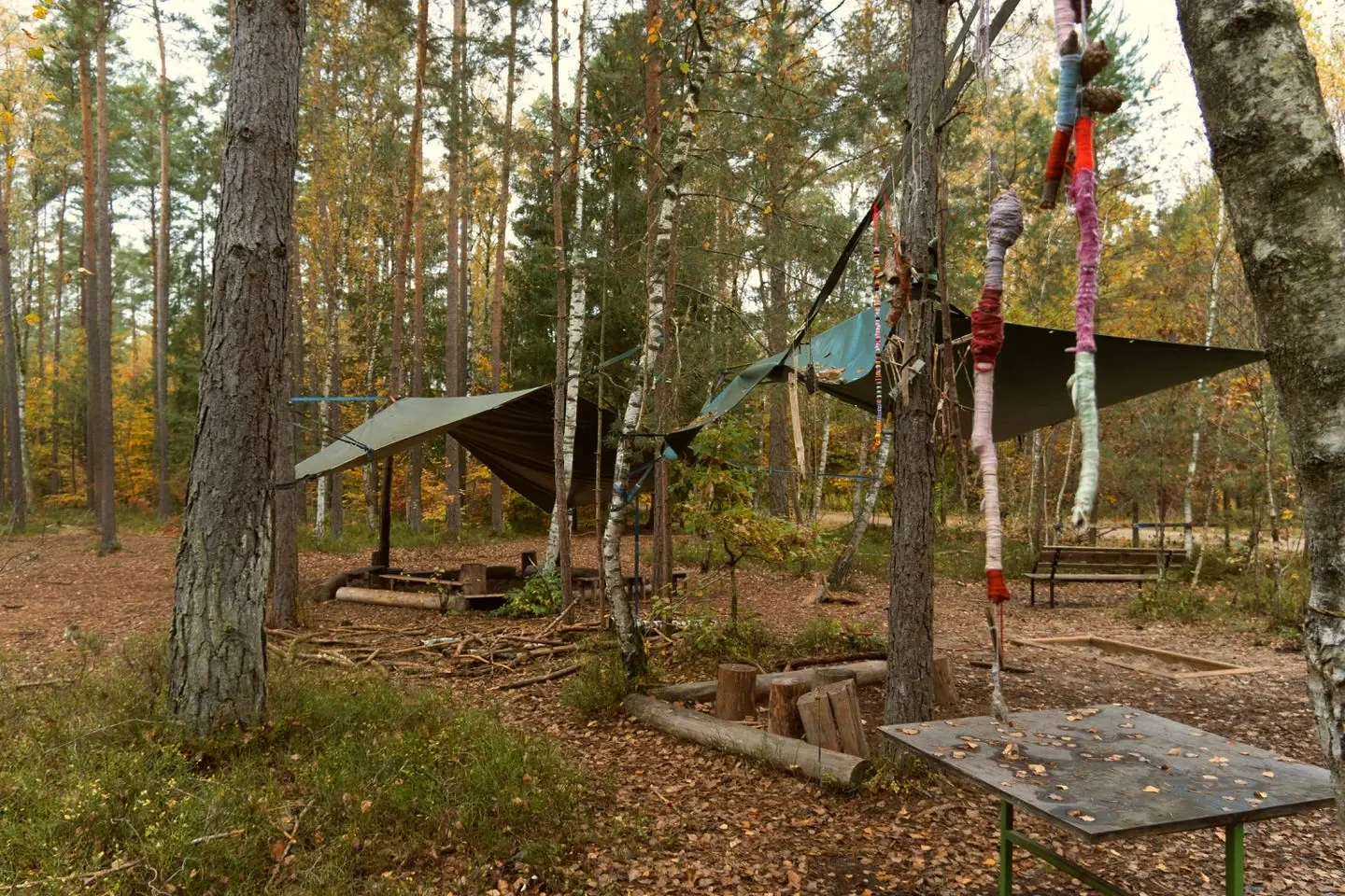 Waldplatz festlich mit Wimpeln geschmückt