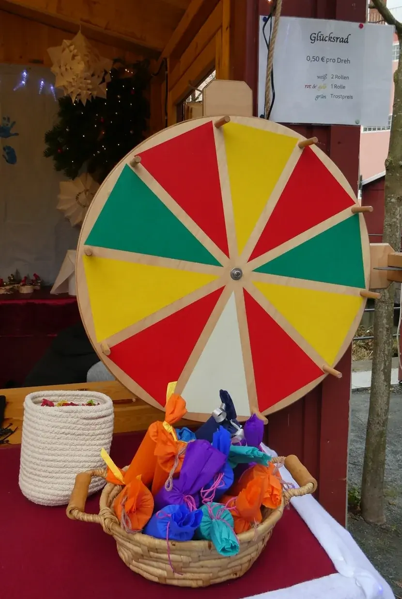Selbstgemachte Deko an der Weihnachtsbude